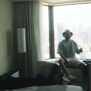 A.V.G общается