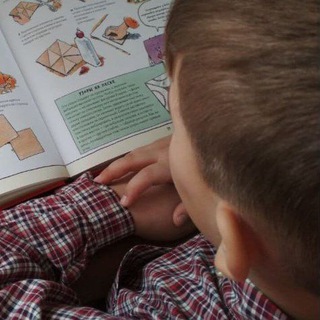 Читающий школьник📖 с братом🕺🏼