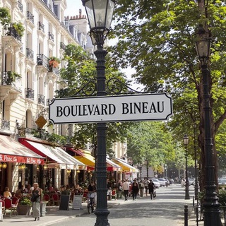 Бульвар Бинó - Франция, футбол и île flottante на дессерт