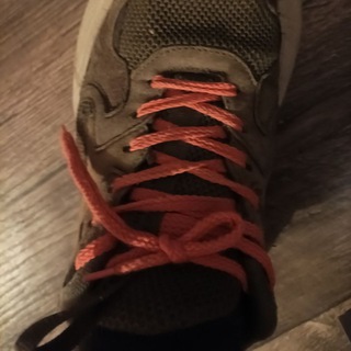 Оранжевые шнурки