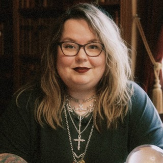 Даша мандит и гадает