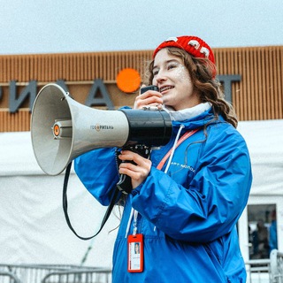 девочка с рупором📢