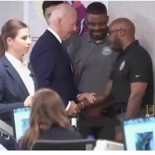 Байден погладил негра