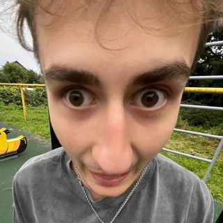 По утрам бегит, турник, анжуманя