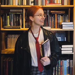 с книгой и в берете💌