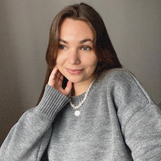 камера на книжной полке