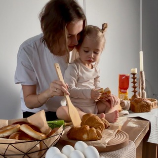 Дети кушают, мамы слушают