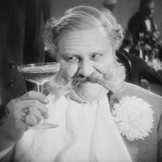 Идёт и смотрит