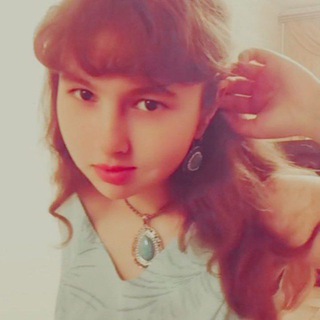 Барышня, влюбленная в поэзию 🕊☀️🕊