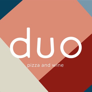 Duo pizza and wine