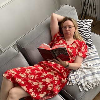 Женщина с книгой