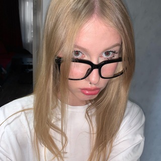 что с блондинкой (?)