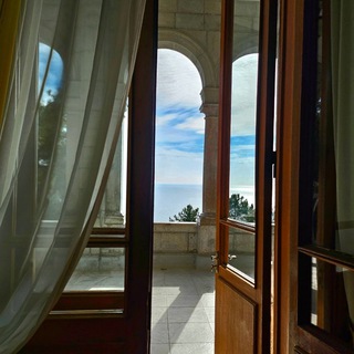 Крым. Служебный вход.