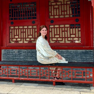 Эстер переводит (и рисует)