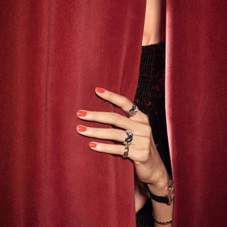 Девушка у сцены