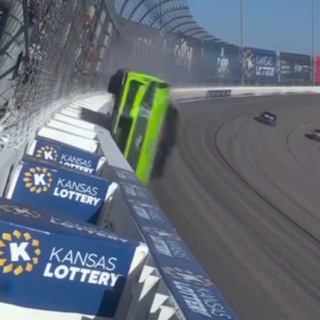 Гонщик NASCAR проехал ПО СТЕНЕ на скорости 320 км/ч. Болид Зейна Смита оказался зажат между другой машиной и стеной, машина пер