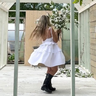 Дом с белым садом.