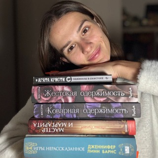 Алина читает и пьет кофе📚☕️