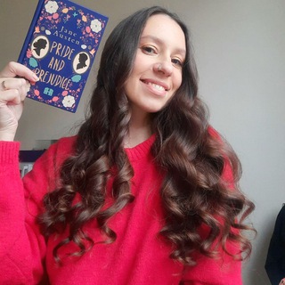 Ира с книгой.Читаю классику