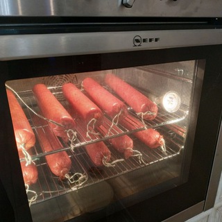 Колбаса из мяса.