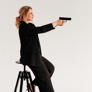 Львица стреляет из glock17