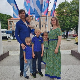 Семеро в доме, не считая собаки)