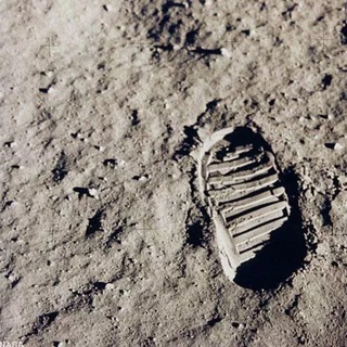 Следы на Луне