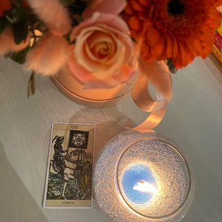 Подружка с картами таро