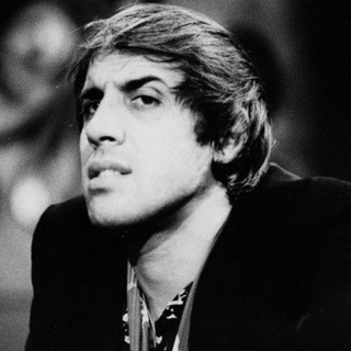 с широко закрытыми глазами