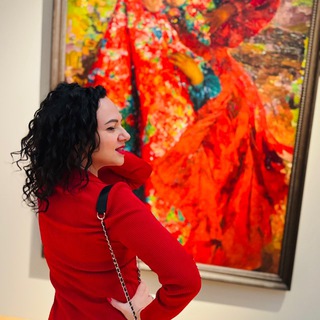 Ника ест кефир