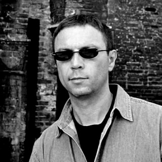 ВИКТОР ПЕЛЕВИН • A SINISTRA