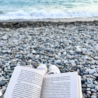 *Дзера читает*