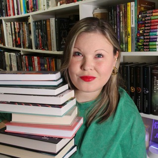 Риша читает и смотрит