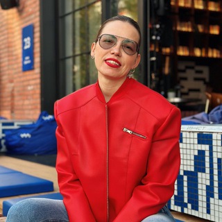 Мари строчит буквы …