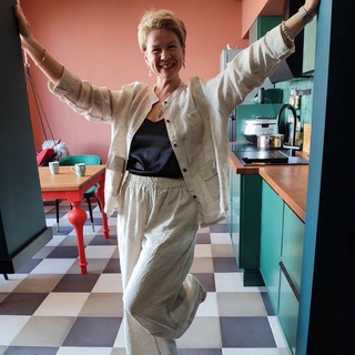 ЖЕНЯ ОТКРОЙ ШТОРЫ