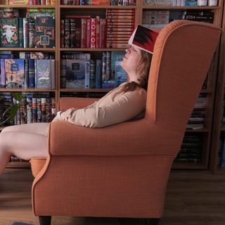 Соня читает книги