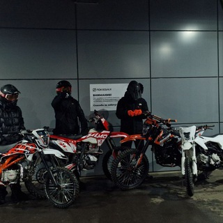 Студенты на питбайках