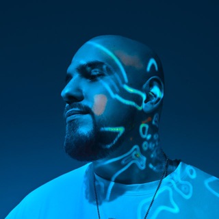 Борис Суворов внутри лейбла.