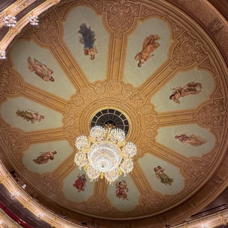 Говорит и показывает потолок