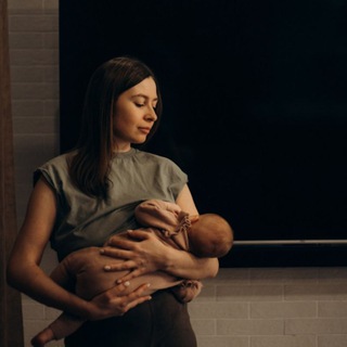 Трое у груди 👧🧒👧