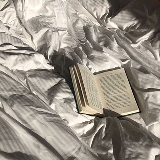 Общество сидящих в комнате