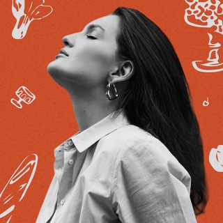 В кресле напротив