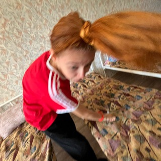 Милый оранж девочка