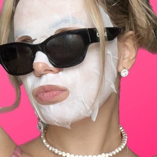 девочка с тюбиками