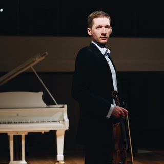 Скрипка, мостик, два смычка