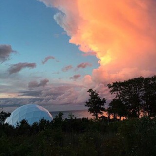 Юнна слушает